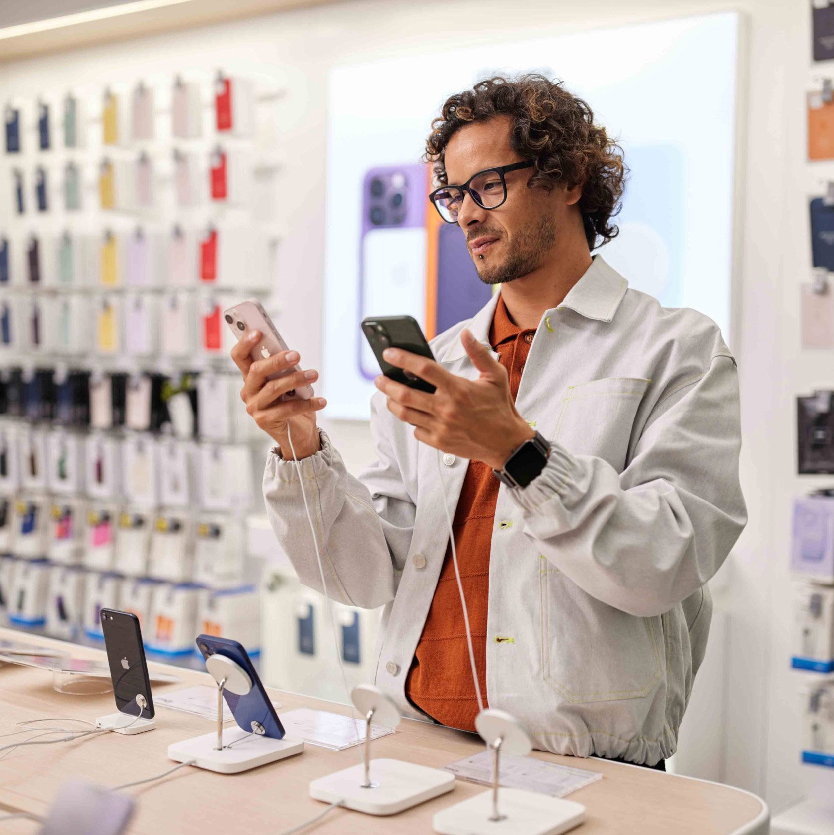 Customer deciding between two different rental devices.